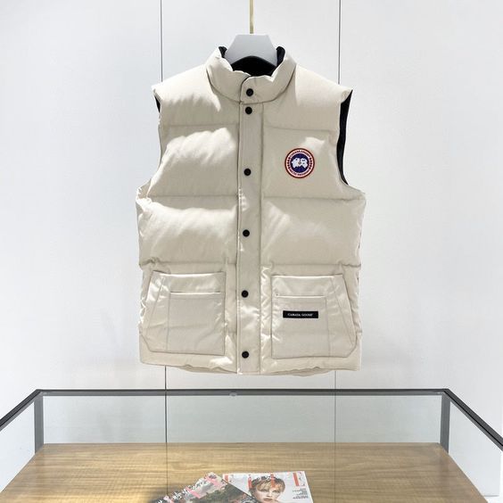 Good Material equal to the picture Canada Goose Parka, Brand Clothes, Vest Designs, Winter Walk, White Duck, White Ducks, Snow Jacket, Trendy Sneakers, Duck Down