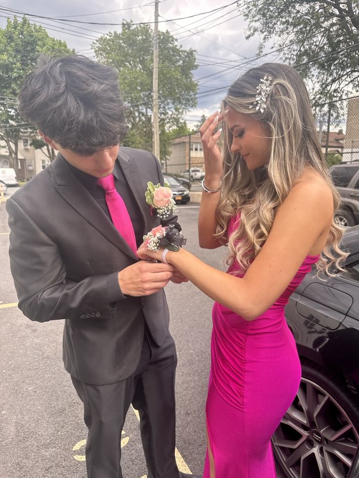 Prom Couples Pink, Prom Date Pictures, Prom Dresses Aesthetic, Matching Prom, Prom Photography Poses, Sheath Prom Dress, Prom Dates, Nicole Fashion, Nicole Laeno