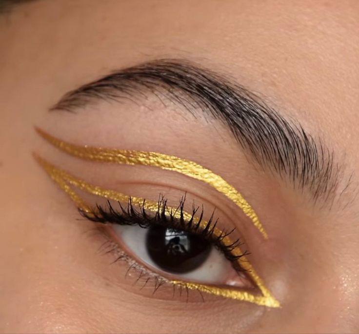 Gold Liner Makeup, Golden Eyeliner, Egypt Makeup, Egyptian Eye Makeup, Silver Eyeliner, Egyptian Makeup, Metallic Eyeliner, Gold Eyeliner, Maquillage On Fleek