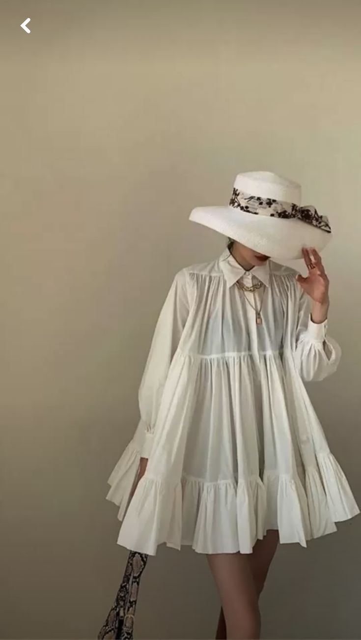 skinny asian girl wearing a white flowy dress with a large white sun hat covering her face. gold stacked necklaces and a bag that matches her hat bow Oversized Dress Outfit, Vestidos Country, Oversized Dresses, Tunics For Women, Cotton Tunic Dress, Looks Street Style, Oversized Dress, Moda Vintage, Mode Inspiration