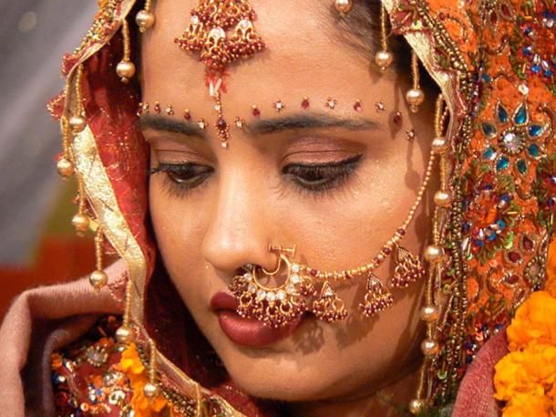 Dulhan Makeup, Bridal Art, Indian Marriage, Gold Body Jewellery, Indian Nose Ring, India Culture, Face Jewellery, Southwestern Jewelry, Asian Wedding