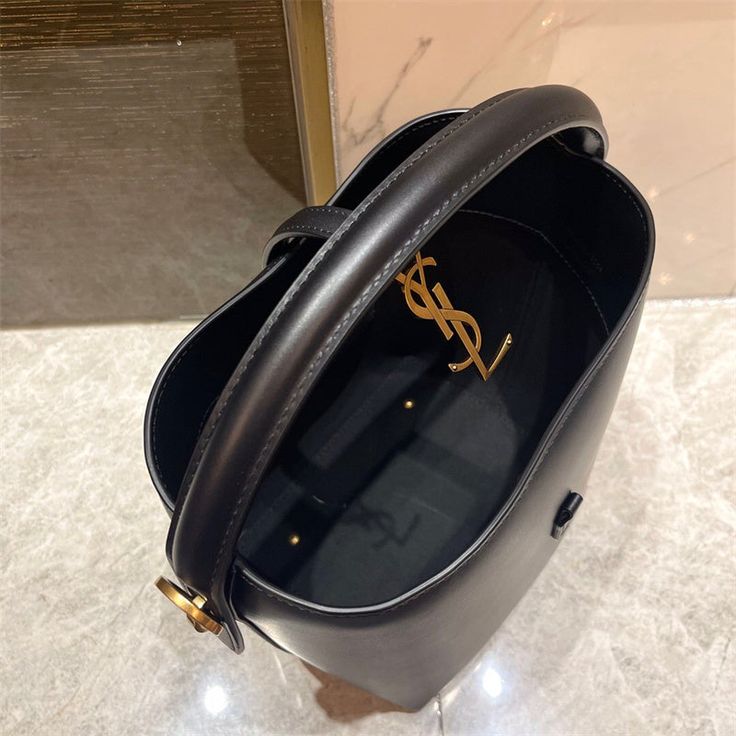 Size: 17cm*20cm*13cm It comes with Dust box, Care manual, Tag, and Paper bag. Everyday Luxuries, Chic Handbags, Timeless Handbag, Luxe Fashion, Branded Handbags, Bags Designer Fashion, Exclusive Bag, Luxury Accessories, Beautiful Packaging