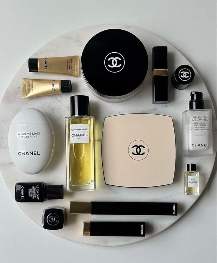 Chanel Makeup Aesthetic, Cosmetic Aesthetic, Chanel Makeup Bag, Channel Makeup, Chanel Aesthetic, Chanel Cosmetics, Minimalist Makeup, Classic Makeup, Daily Beauty Routine