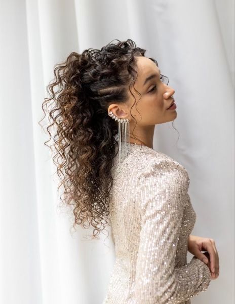 Curly Bridal Hair, Curly Hair Up, Summer Wedding Hairstyles, Curly Wedding Hair, Curly Hair Updo, Hairdos For Curly Hair, Natural Curls Hairstyles, Fancy Hairstyles, Modern Hairstyles