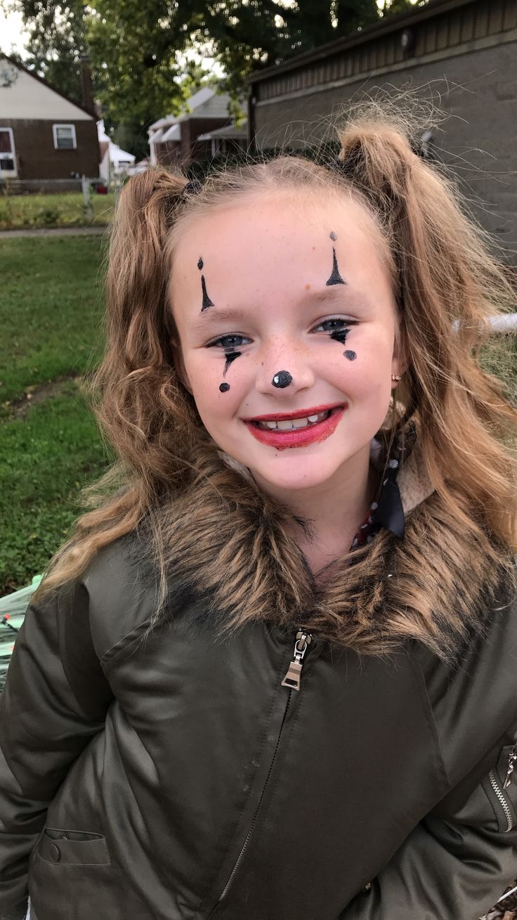 Easy baby scary clown makeup #mandihensleybeauty Kids Halloween Clown Makeup, Simple Clown Face Paint, Halloween Simple Face Paint, Simple Halloween Makeup For Kids, Kids Clown Face Paint, Toddler Clown Makeup, Cute Clown Makeup For Kids, Kid Clown Makeup, Scary Clown Makeup For Kids