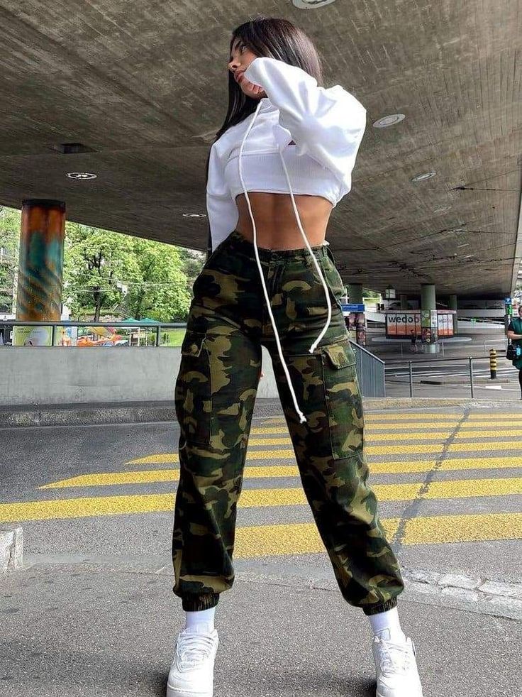 a3545bd79d31f9a72d3a78690adf73fcdesc50282892ri Military Pants Outfit Women, Military Cargo Pants, Casual Cargo Pants, Tomboy Style Outfits, Tomboy Fashion, Teen Fashion Outfits, Looks Vintage, Pants Outfit, Look Fashion