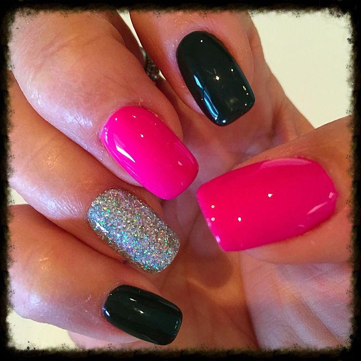 Pink And Black Dip Nail Ideas, Vegas Nails Ideas Short, Bright Pink And Black Nails, Pink Black And Silver Nails, Sparkle Nails Pink, Hot Pink And Black Nails Acrylics, Black And Hot Pink Nails, Hot Pink And Black Nails, Pink And White Nail Art