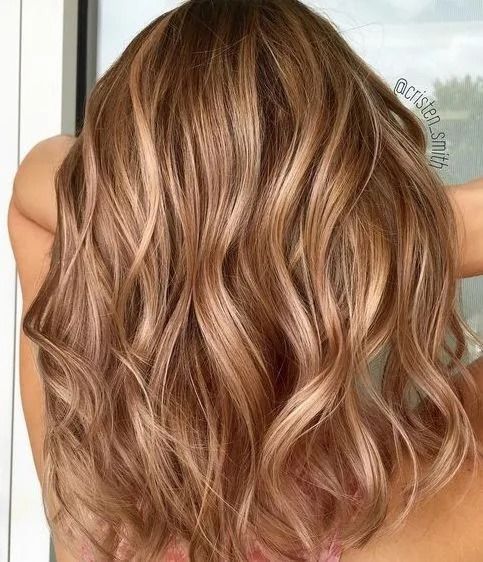 Gingerbread caramel hair is set to be the hottest colour trend this Autumn - Her.ie Brown Hair Color Shades, Rambut Brunette, Hair Color Caramel, Caramel Hair, Honey Blonde Hair, Hair Color Shades, Honey Hair, Brown Blonde Hair, Brown Hair With Highlights