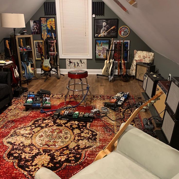 a living room filled with furniture and lots of clutter on top of a rug