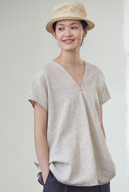 Fabric: Fabric has no stretchSeason:     SummerType:    BlouseSleeve Length: Short sleeveColor:    BeigeBlouse Length:    ShortStyle: CasualMaterial:     100% LinenNeck Type: V neckSilhouette:  LooseSize:S:Length:40.5 cm .Bust:110.5 cm .Sleeve Length:24 cm .Cuff:34.5 cm .Sweep:74-85 cmM:Length:41 cm .Bust:114.5 cm .Sleeve Length:25 cm .Cuff:35.5 cm .Sweep:76-87 cm L:Length:41.5 cm .Bust:118.5 cm .Sleeve Length:26 cm .Cuff:36.5 cm . Casual Linen V-neck Shirt, Beige V-neck Shirt For Summer, Beige V-neck Summer Top, Relaxed Fit V-neck Summer Shirt, Casual Relaxed Fit Tunic Tops, Casual Split Neck Tops For Summer, Relaxed V-neck Blouse For Vacation, Beige Relaxed Fit Summer Blouse, Casual Linen Tunic Top