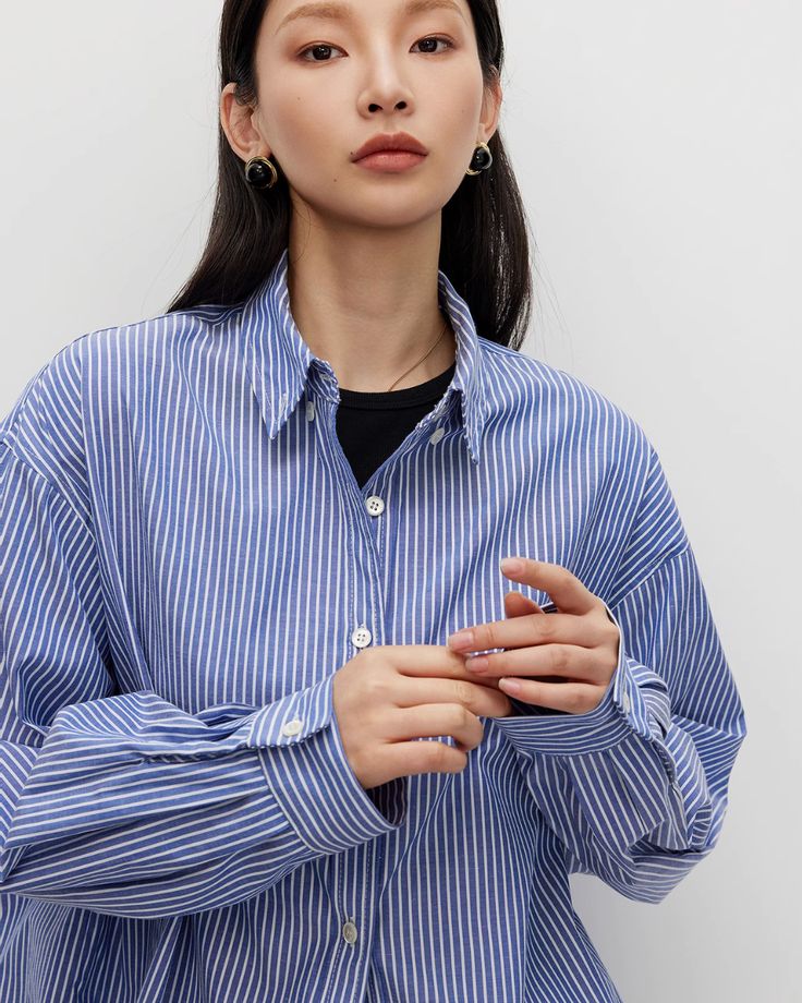 A striped shirt with a simple design and easy to use.

It is lightweight and comfortable to wear, making it stress-free to wear.

The loose silhouette instantly creates a loose look.
◾️Model
Height/Weight：170cm(66.9in)
Fitting Size：M
◾️Material
polyester　65％
cotton　35％



Size (cm)
Length
Chest
Shoulder
Sleeve Length


S
69
127
54
50.5


M
70
131
55
51.5


L
71
135
56
52.5 Casual Blue Horizontal Stripe Shirt, Casual Blue Shirt With Horizontal Stripes, Spring Shirt With Vertical Stripes And Shirttail Hem, Casual Striped Blouse For Daywear, Casual Blue Shirt With Vertical Stripes, Spring Tops With Vertical Stripes And Shirttail Hem, Blue Casual Tops With Vertical Stripes, Blue Oversized Shirt For Everyday, Casual Cotton Blouse With Vertical Stripes