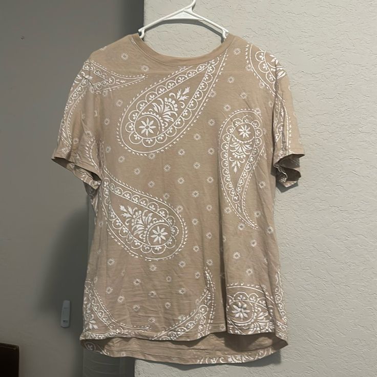 This Is A Nearly Unused Shirt From Rue21 Featuring A Paisley Design In White And Light Beige. Is A Size Medium. Thermal Hoodie, Paisley Shirt, Tie Dye Sweatshirt, Paisley Design, Blue Hoodie, Blue T, Rue21, Blue Tshirt, Graphic Tee Shirts