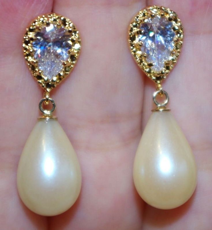 Being offered is a fabulous HNADMADE FANCY 14K GOLD FILLED 30 MM LARGE GOLDEN TEARDROP MAJORCA PEARL EARRINGS WITH 12MM PEAR SHAPE CZSTUDS THESE EARRINGS ARE NEW OLD STOCK PEARLS. THEY ARE TRUE MAJORCA FROM SPAIN. THEY ARE NEW OLD STOCK FROM HOBE COMPANY. 15 X 10 MM NICE SIZE PEARLS TEAR DROPS 12 MM CZ PEAR STUDS NOTICEABLE SIZE DROPS 30 MM TOP TO BOTTOM. YOU WILL LOVE WEARING THEM Gold High Luster Pearl Earrings For Evening, High Luster Gold Pearl Earrings For Evening, Gold Pear-shaped Earrings With High Luster, Exquisite Gold Drop Earrings, Exquisite Gold Dangle Bridal Earrings, Gold Pear-shaped High Luster Earrings, Yellow Gold Drop Bridal Earrings For Formal Occasions, Classic Gold Bridal Earrings For Party, Gold Classic Bridal Earrings For Party