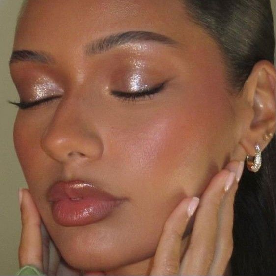 clean makeup look Flawless Makeup Aesthetic, Beyonce Natural Makeup, Dewy Simple Makeup, Minimal Dewy Makeup, Minimal Glowy Wedding Makeup, Italian Siren Makeup, Minimal Formal Makeup, Clean Formal Makeup, Natural Fancy Makeup