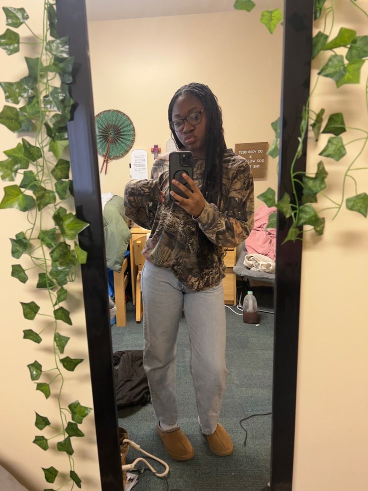 Camo Lulu Leggings Outfit, Camo Shirt Outfit Aesthetic, Camo Long Sleeve Shirt Outfit, Uggs Outfit Black Women, Black Camo Leggings Outfit, Camo Sweater Outfit, Camo Top Outfit, Camo Sweatshirt Outfit, Ugg Neumel Outfit