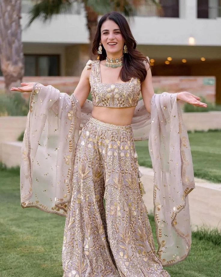 Elevate your festival look with these stylish outfit ideas that are the perfect fusion of traditions and trends💕✨ Indian Bridesmaids Outfits, वेस्टर्न ड्रेस, Indian Outfits Modern, डिजाइनर कपड़े, Indian Bridesmaid Dresses, Haldi Outfits, Sangeet Outfit, Trendy Outfits Indian, Mehendi Outfits