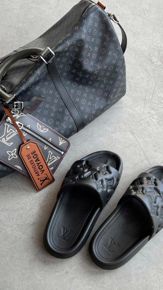 Louis Vuitton Aesthetic Men, Louis Vuitton Mens Bag, Lv Slippers, Men Louis Vuitton, Louis Vuitton Travel, Luxury Lifestyle Fashion, Street Fashion Men Streetwear, Boutique Interior, Travel Wardrobe