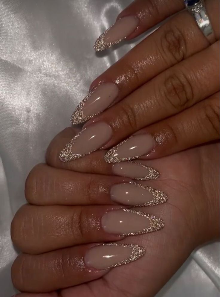 Gold Christmas Nails 2023, Nails 2023 Trends Plain, Nail Inspo December 2023, Nail December 2023, Christmas Nails 2023 Glitter, Xmas Party Nails, Christmas Nails Ideas 2023, Christmas And Birthday Nails, December 2023 Nail Trends