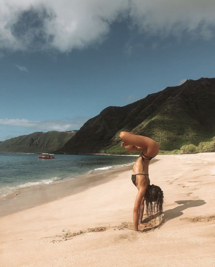 Oahu Hawaii , better than sex beach. A girl doing yoga, handstands on the beach. Splits Aesthetic, Split Aesthetic, Calisthenics Women, Jungle Life, Adventure Inspiration, How To Get Thick, Beach Lifestyle, Yoga Stretches, Yoga Routine