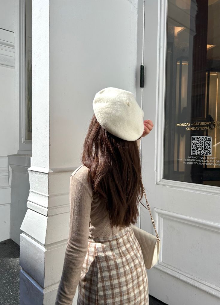 Knitted Beret Outfit, How To Wear A Beret With Short Hair, Brown Beret Outfit, Beret Cap Outfit, Outfit With Beret Hat, Outfits With Berets, Captain Hat Outfit, White Beret Outfit, Berrets Outfits