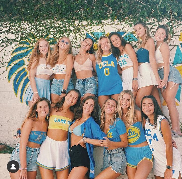 Ucla Football Game Outfit, Ucla Tailgate Outfit, Ucla Game Day Outfit, College Outfits Party, Abc Party Costumes, College Gameday Outfits, Tailgate Outfit, Football Game Outfit, Legally Blonde