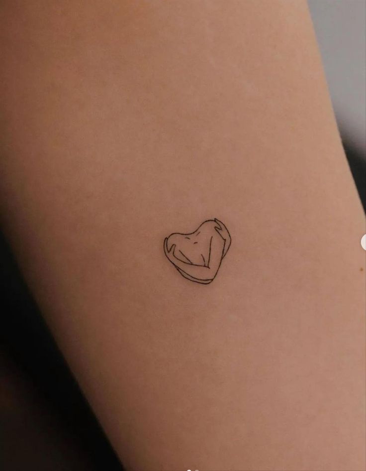 a small tattoo on the back of a woman's thigh