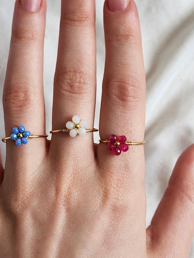 Flower Beaded Ring, Seed Bead Crafts, Daisy Ring, Jewelry Flower, Beaded Ring, Kids Bracelets, Wire Ring, Handmade Jewelry Tutorials, Flower Girl Gifts