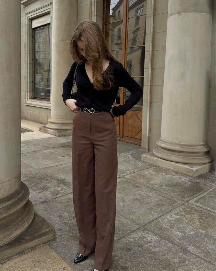 Autumn Outfits Vintage, Brown Tailored Pants, Brown Trousers Outfit Women, Brown Trousers Outfit, Tailored Pants Outfit, Semi Formal Outfits For Women, Slacks Outfit, Brown Pants Outfit, Brown Slacks