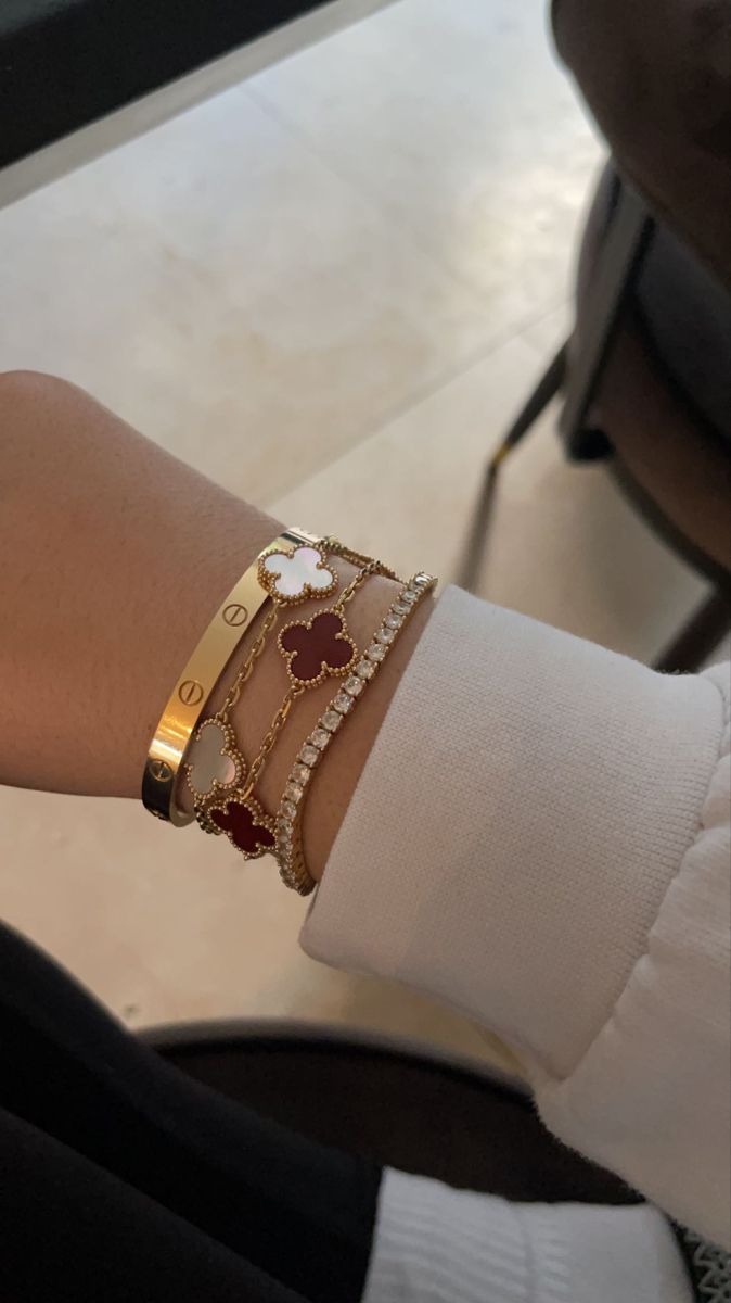 Van Cleef And Arpels Jewelry, Expensive Jewelry Luxury, Luxury Jewelry Brands, Wrist Jewelry, Luxe Jewelry, Jewelry Accessories Ideas, Classy Jewelry, Expensive Jewelry, Jewelry Lookbook