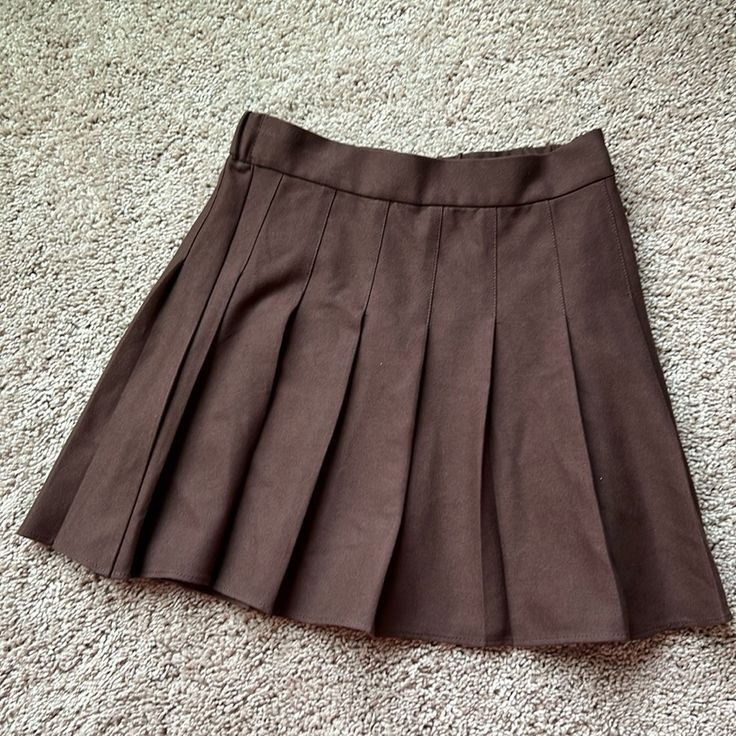 New With Tags Pleated Brown Miniskirt With Side Zipper And Elastic Waistline In Back Brown Pleaded Skirt, Mini Brown Skirt, Brown Pleated Skirt, York Outfits, Pleaded Skirt, New York Outfits, Brown Skirt, Brown Outfit, Brown Skirts