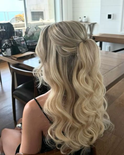 Prom Hair Ideas Straight, Hoco Simple Hairstyles, Cute Simple Hairstyles For Homecoming, Simple Hair Ideas For Homecoming, Homecoming Hair Short Length, Cute Confirmation Hairstyles, Hoco Hairstyles Medium Length Hair, Brown Hair Homecoming Hairstyles, Hairstyles For Medium Length Hair For Homecoming