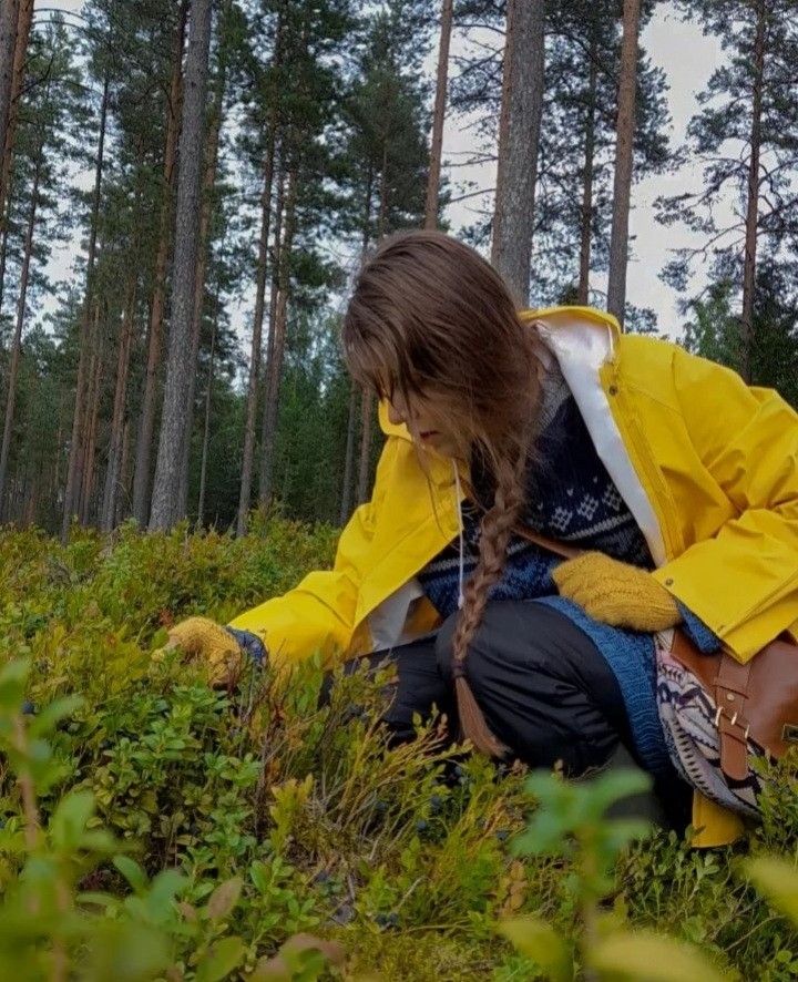 Vintage Hiking Outfit, Yellow Raincoat Outfit, Bohemian 70s, Goblincore Fairycore, Vintage Hiking, Walk In The Forest, Raincoat Outfit, Yellow Raincoat, Yellow Outfit