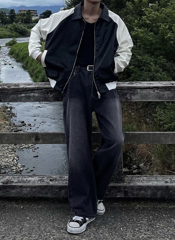 Guy Black Outfits, Korean Casual Outfits For Men, Korean Street Wear Male, Korean Men Fashion Streetwear, Korean Mens Outfits, Japanese Men Fashion, Boy Outfits Aesthetic Casual, Korean Street Fashion Mens, Korean Fashion Male