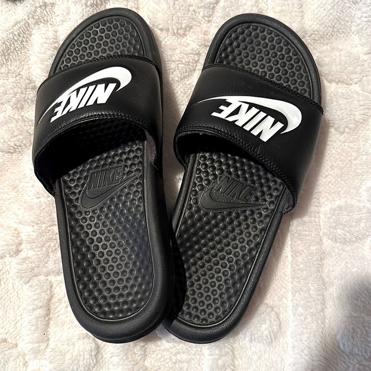 Barely Ever Worn, Look Brand New. Nike Slip Ons, Nike Slippers, Nike Benassi, Nike Slides, Slides For Women, Tenis Nike, Buy List, Aesthetic Photography Grunge, Really Cute Outfits