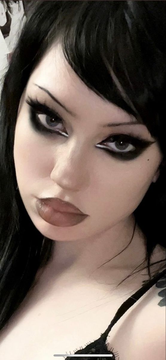 Goth Birthday Makeup, Wasteland Makeup, Easy Emo Makeup, Scene Kid Makeup, Alt Eyeliner Styles, Alt Eyebrows, Trad Goth Eye Makeup, Alt Eye Makeup, Everyday Goth Makeup