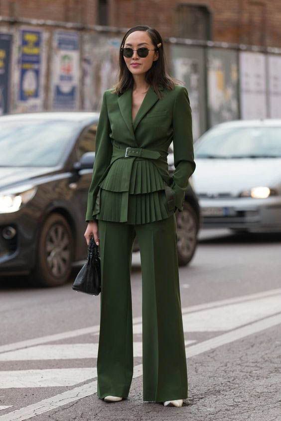 Detail Couture, Milan Fashion Week Street Style, Green Suit, Business Outfit, Winter Trends, Street Style Inspiration, Looks Chic, Suit Up, Fashion Week Street Style