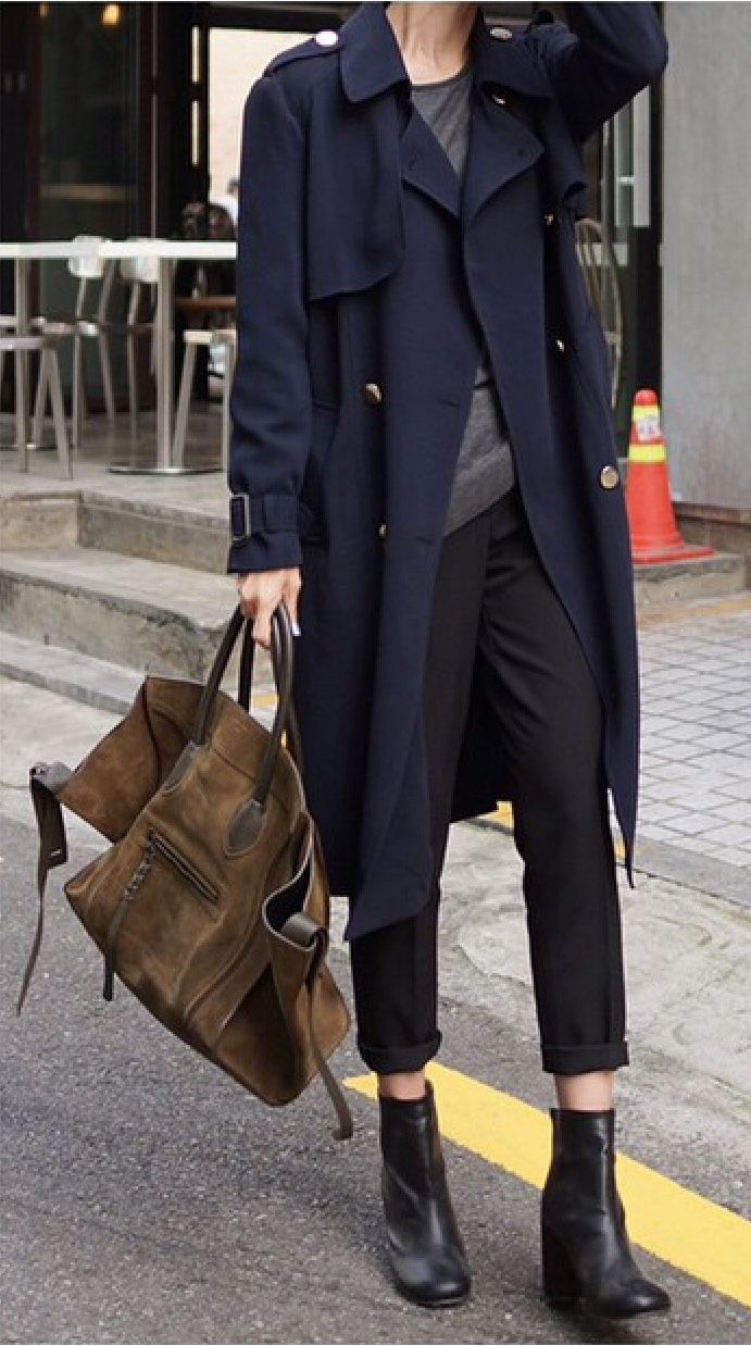 Mantel Outfit, Street Mode, Minimalist Moda, Navy Trench Coat, Trench Coat Outfit, Boating Outfit, Coat Outfit, Coat Outfits, Winter Mode