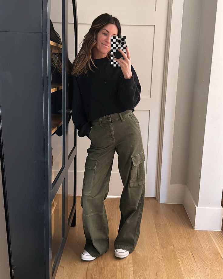 Cargo Pants Women Outfit, Green Cargo Pants Outfit, How To Style Cargo Pants, Cargo Pants Outfit Women, Cargo Outfit, Cargo Pants Outfits, Pants Outfit Fall, Winter Pants Outfit, Cargo Pants Outfit