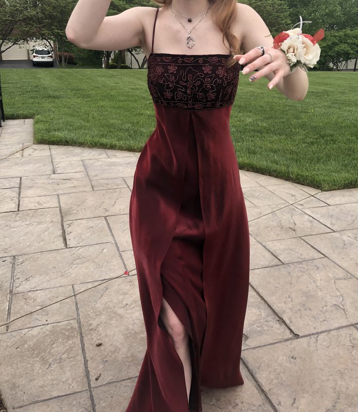 90s Prom Dresses, Dresses 90s, 90s Prom Dress, Prom Dress Inspo, Look Grunge, Strapless Prom Dresses, Spaghetti Strap Prom Dress, Vintage Prom, Dark Burgundy