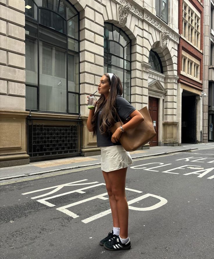 Traveling Aesthetic Outfits, Brunette Street Style, Walking Around City Outfit, Nyc Cool Girl Outfit, Late 20s Outfits Summer, Short Skirts With Sneakers, City Girl Aesthetic Outfit Summer, In The Street Photoshoot, Outfit Inspo Photos