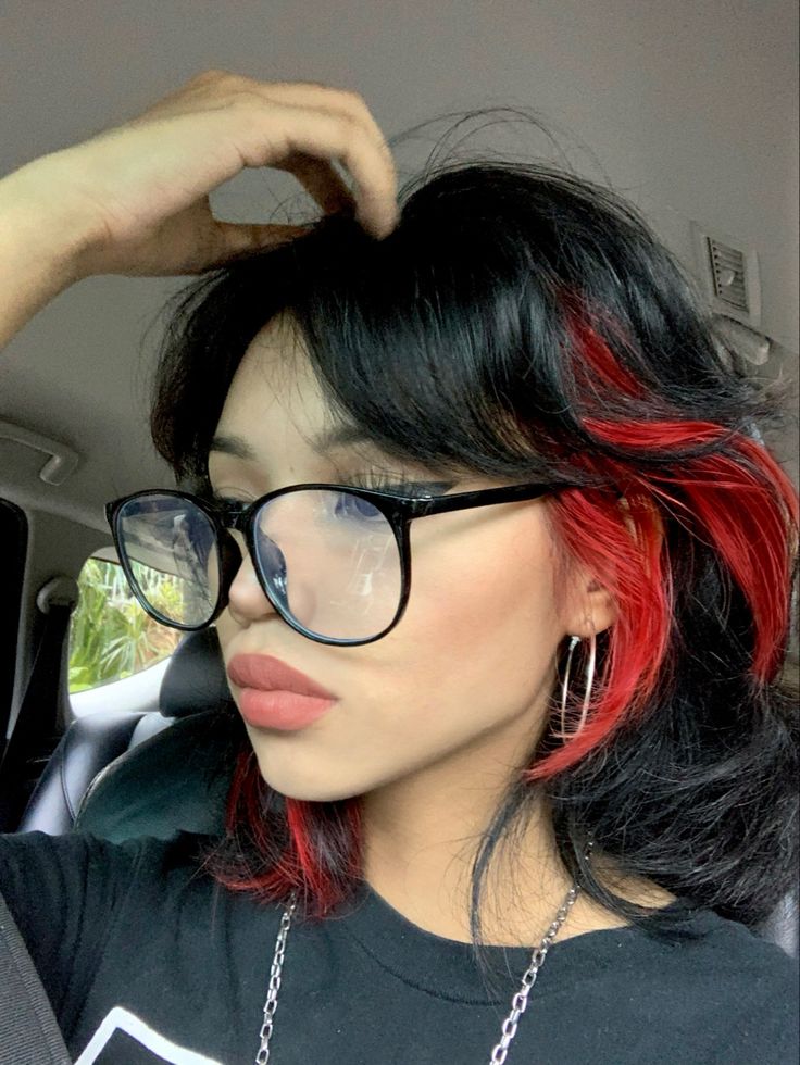 Black Red Hair Balayage, Short Black Hair Dye Ideas, Short Hair With Colored Tips, Hair Dye Idea For Short Hair, Hair Dye On Tips, Red Hair And Black, Short Red Black Hair, Black Bangs Short Hair, Black Hair And Glasses