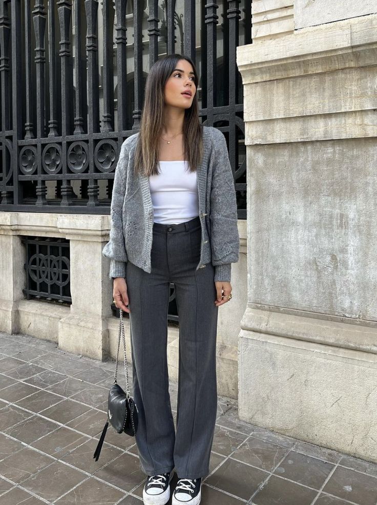 Grey Slacks Outfit Women Winter, Autumn Outfits Trousers, Gray Formal Pants Outfit, Gray Cropped Cardigan Outfit, Outfits With Grey Trousers, Outfit With Grey Cardigan, Grey Jacket Outfit Women, Outfits Con Cardigan Gris, Gray Jeans Outfit Aesthetic