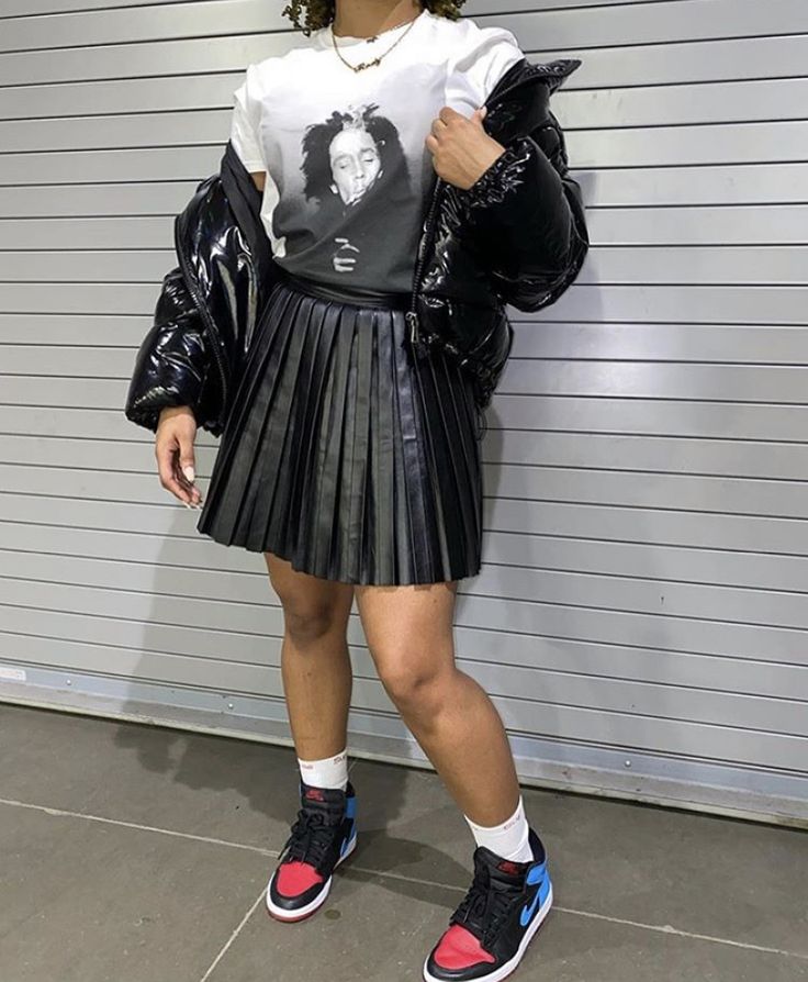 Black Jordan 1 Outfit Women, Cute Outfits With Jordans, Skater Skirt Outfit, Jordan 1 Outfit Women, Jordan 1 Outfit, Black Leggings Outfit, Cute Skirt Outfits, Jordan Outfits, Teenage Fashion