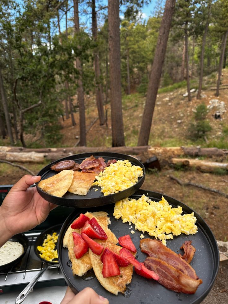 Camping, camping breakfast, easy camping breakfast, mountains, hiking Cabin Trip Food Ideas, Camping Aesthetic Food, Camp Breakfast Ideas, Simple Camping Meals, Camping Dinner Ideas, Cabin Meals, Camping Breakfast Ideas, Camping Inspo, Autumn Camping