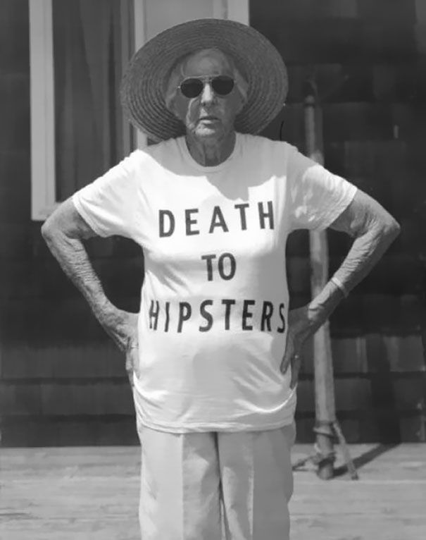 21 personnes âgées qui savent pas ce quils portent   ces personnes agees ne savent pas ce qu elles portent 4 Hipster Tshirts, Elderly People, Punk Girl, College Humor, Old Woman, Visual Statements, Jolie Photo, Old People, 영감을 주는 캐릭터