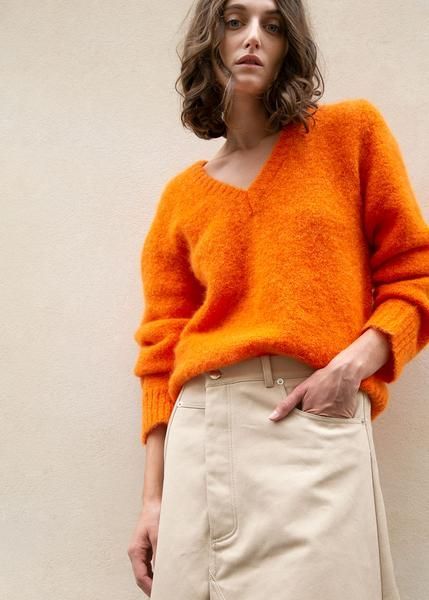 Vince V-neck Sweater in Orange Fall Colors Fashion, Orange Sweater Outfit, Orange Trends, Fall Fashion Colors, Fall Color Trend, Knit Sweater Outfit, Orange Cardigan, Bright Dress, Orange Sweater