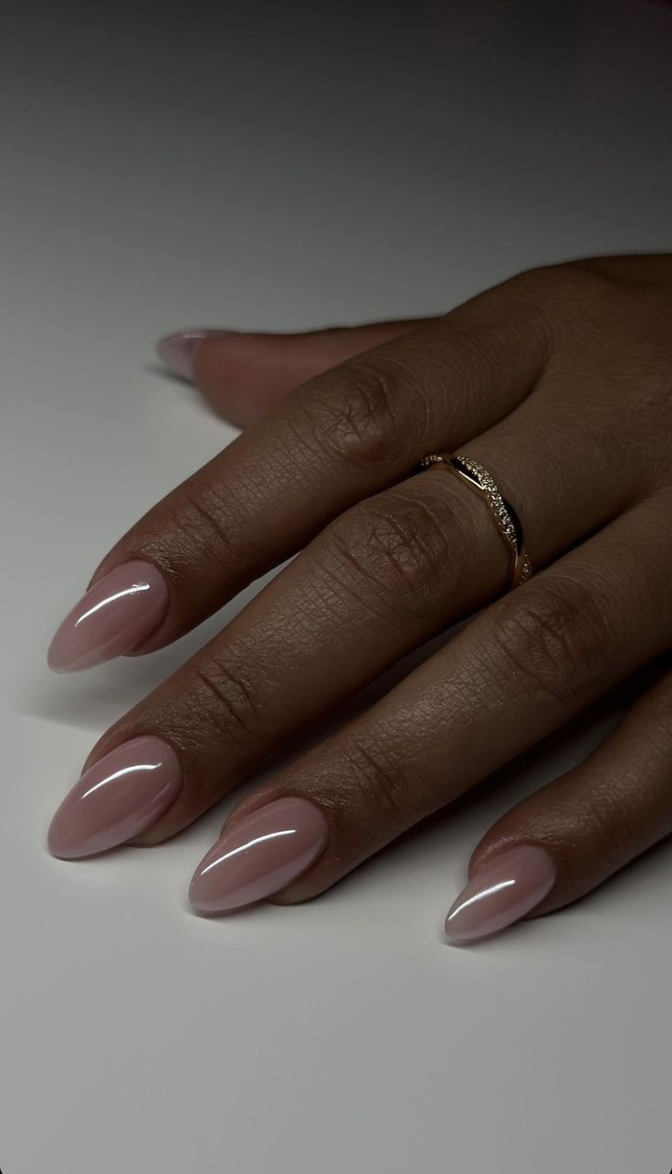 Nail Colours Neutral, Short Almond Nails Brown Skin, Short Nails On Long Fingers, Classy Girl Nail, Simple Nail Art Inspiration, Chocolate Chrome Almond Nails, Short Black Nails Oval, Short Nails Tan Skin, Clean Nails Black Woman