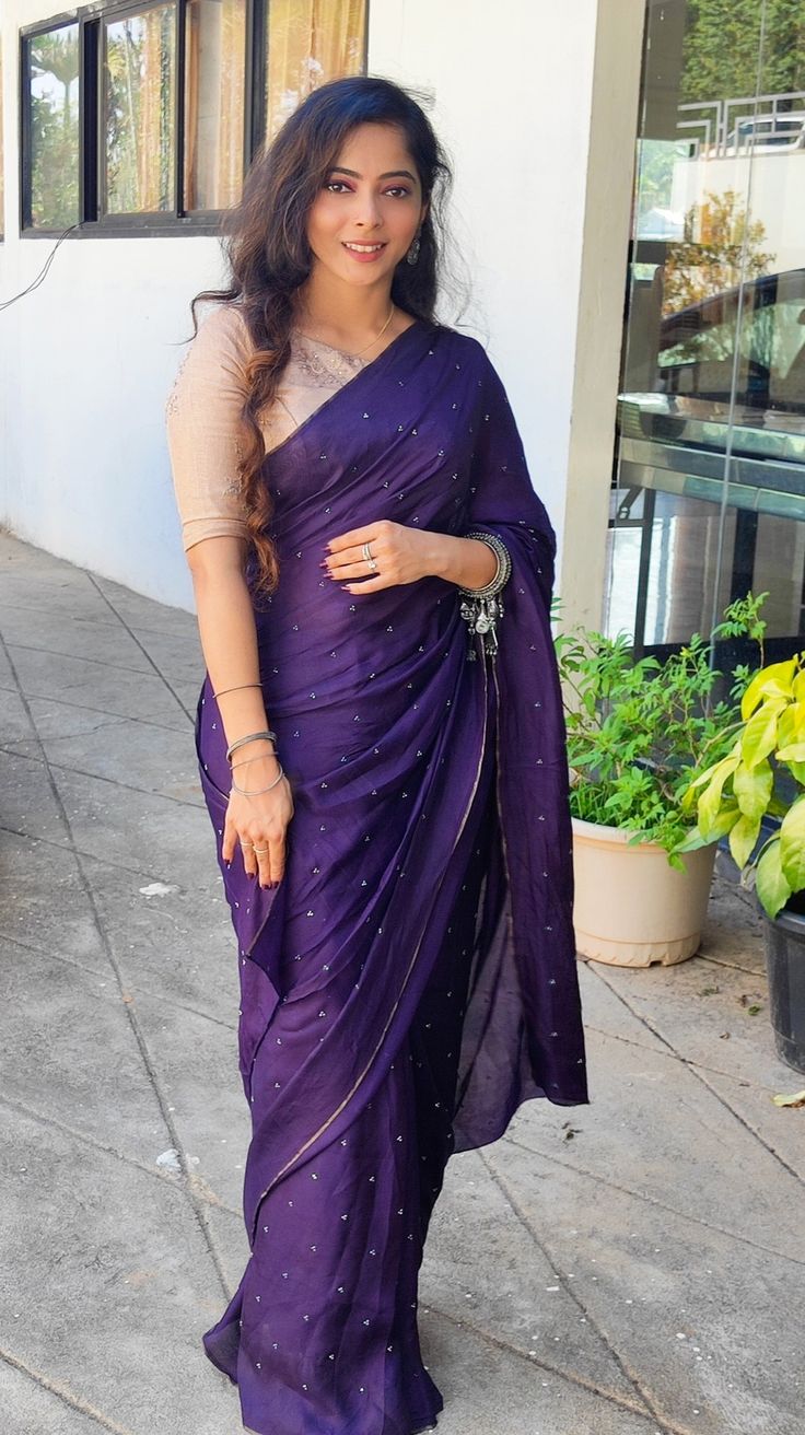 Elegant purple color saree look Voilet Saree Combination Blouse, Violet Saree Blouse Combination, Purple Color Combinations Outfit, Purple Saree Blouse Combination, Purple Saree Look, Purple Color Saree, Office Lookbook, Purple Sarees, Violet Saree