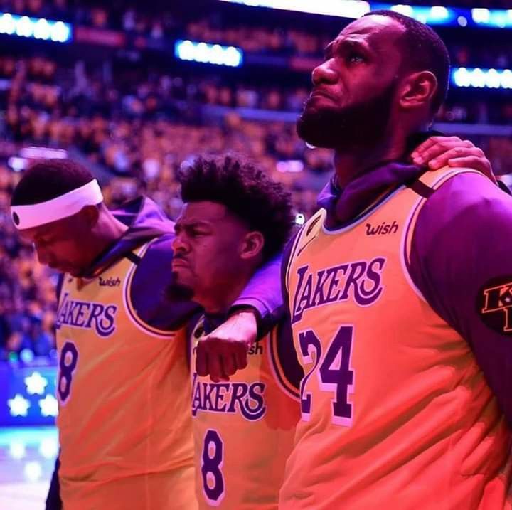 the los lakers players are huddled together on the court