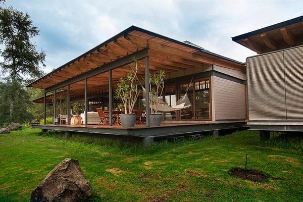 Steel structure floats above surroundings in Mexico: Casa San Sen Thai House Design, Small Rustic House, Steel Frame House, House On Stilts, Bungalow Design, Beach House Design, Steel House, Modern Cabin, Tropical Houses